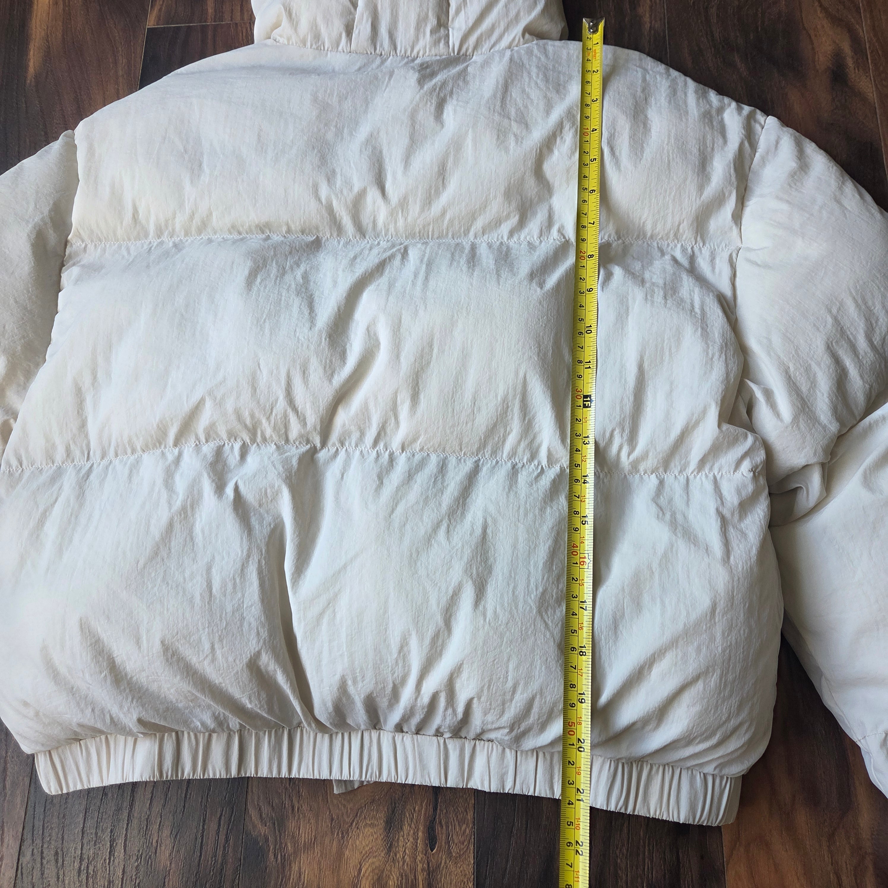 White Cropped Puffer Jacket – Size Large