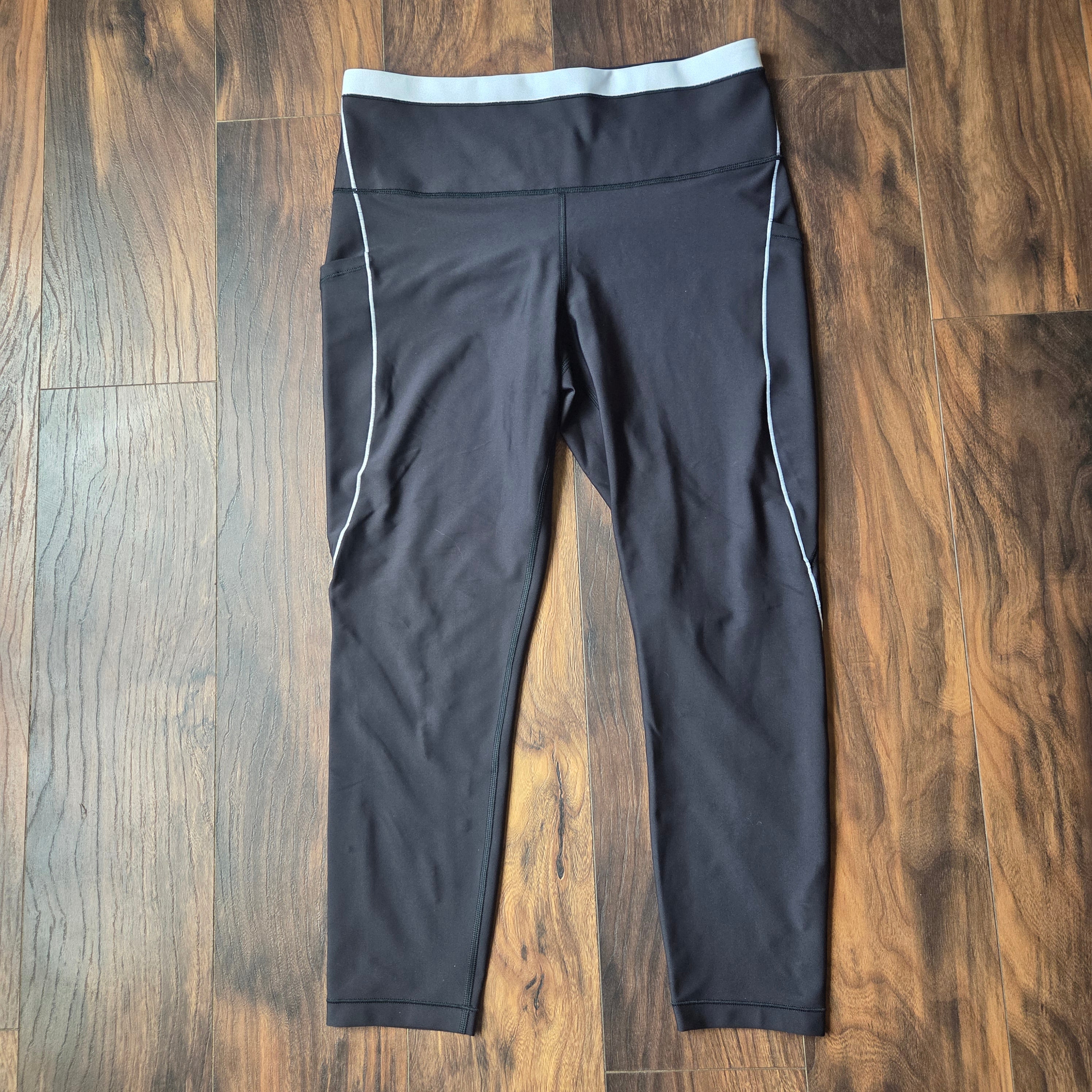 Athleta Interval Stash High Rise Tipped 7/8 Legging