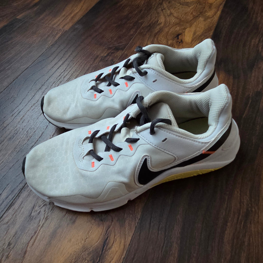 Nike Legend Essential 2 Sneakers