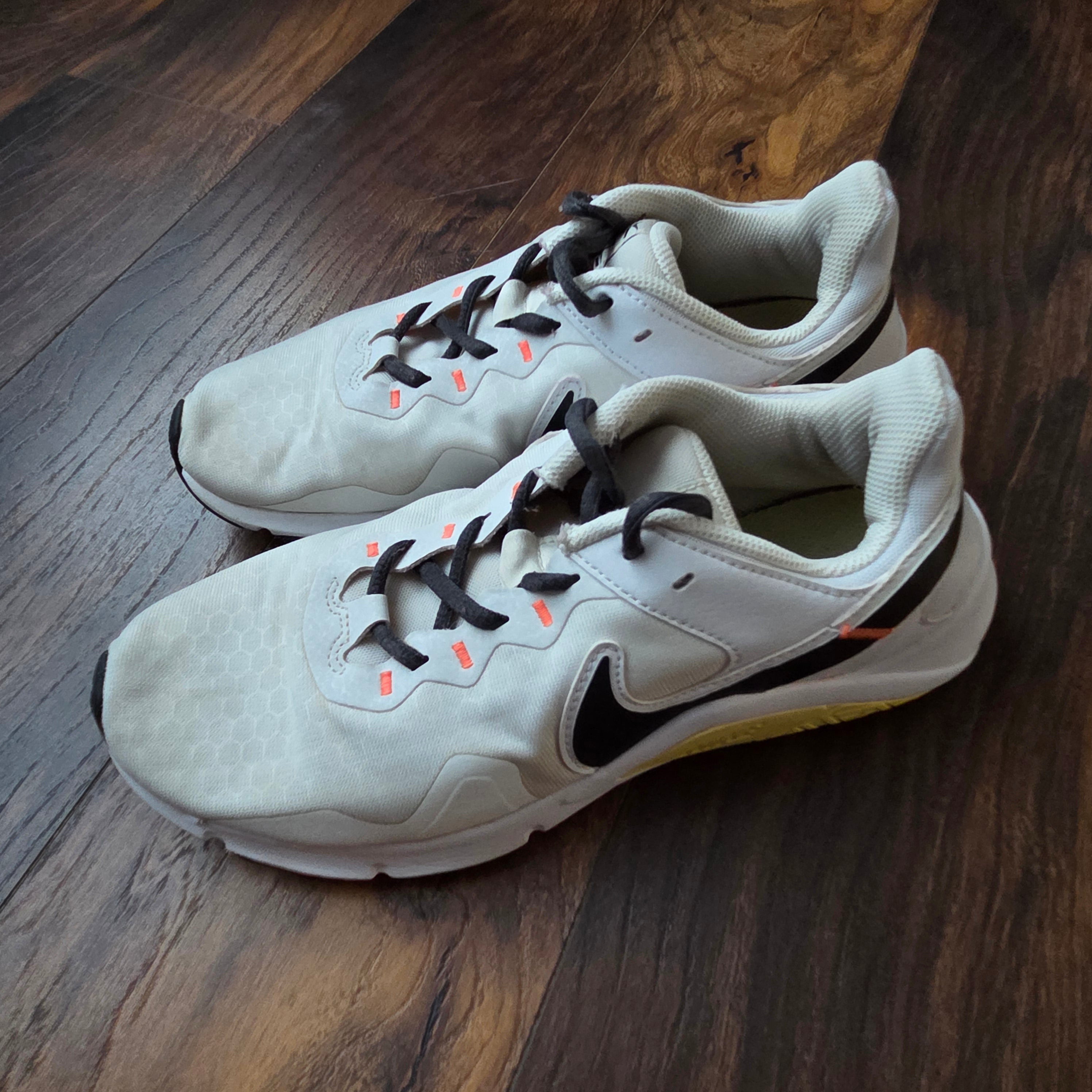 Nike Legend Essential 2 Sneakers