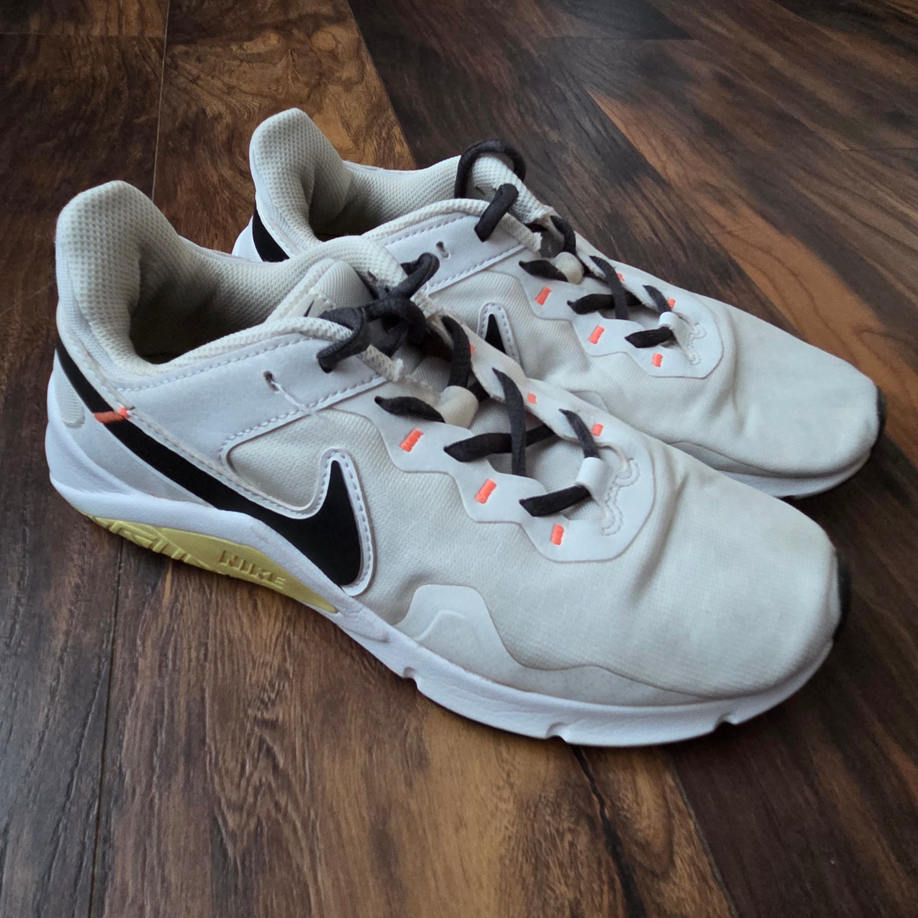 Nike Legend Essential 2 Sneakers