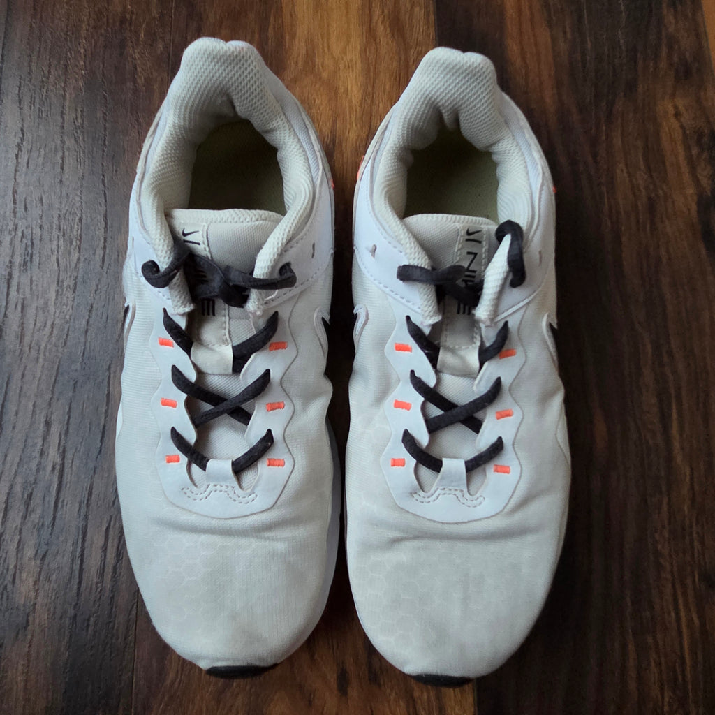 Nike Legend Essential 2 Sneakers