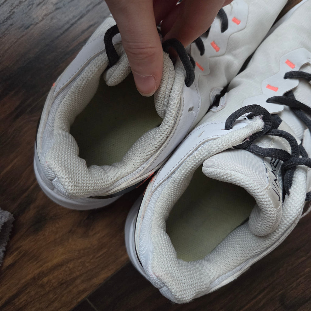 Nike Legend Essential 2 Sneakers